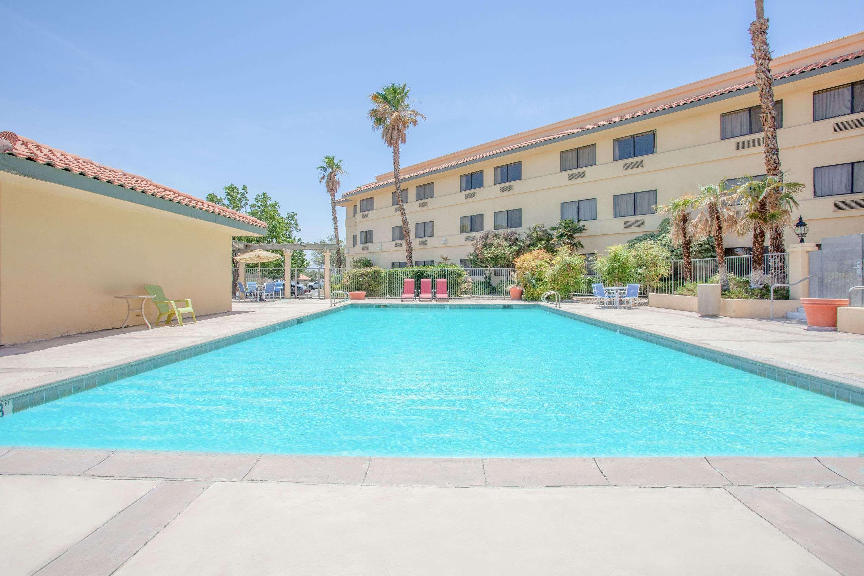 Ramada By Wyndham Barstow Hotel Exterior foto